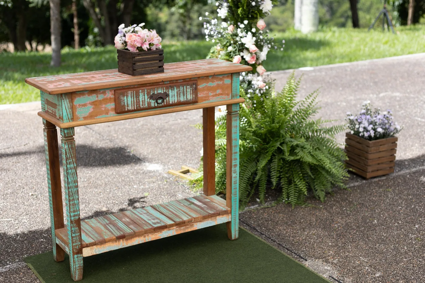 Aparador rústico com flores para decoração de eventos - Nuestra Fiesta Atibaia