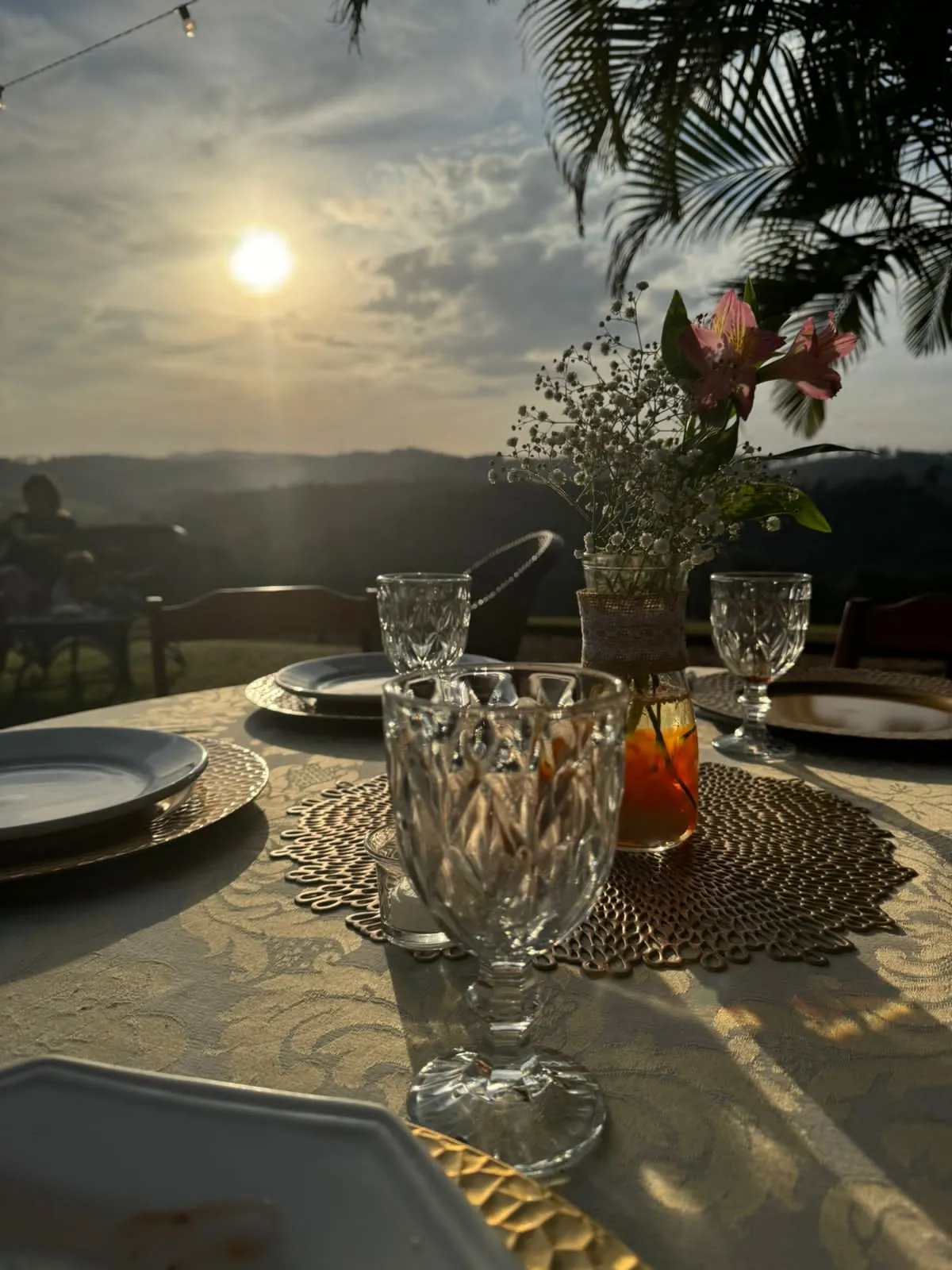 Mesa posta ao pôr do sol para evento ao ar livre - Nuestra Fiesta Atibaia