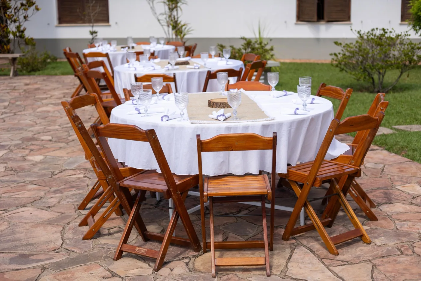 Mesa redonda e cadeiras de madeira para recepção ao ar livre - Nuestra Fiesta Atibaia